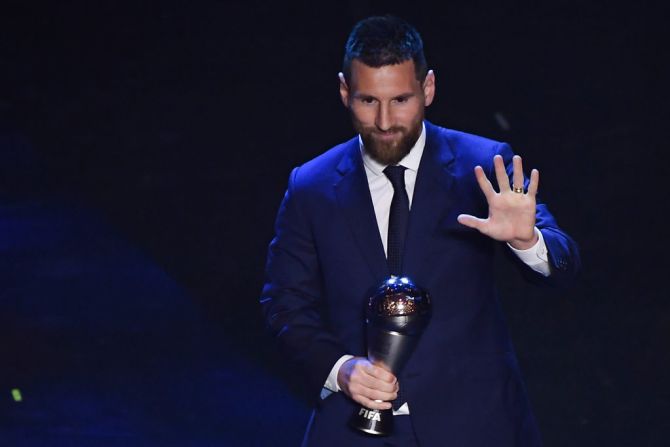 Lionel Messi celebra después de ganar el trofeo al mejor jugador masculino de la FIFA de 2019 durante la ceremonia de The Best FIFA Football Awards, el 23 de septiembre de 2019 en Milán.