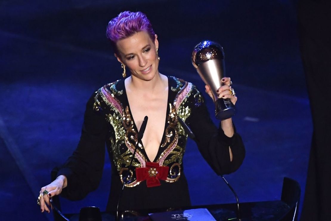 Megan Rapinoe celebra tras ganar el trofeo a la mejor jugadora de la FIFA de 2019 durante la ceremonia de los premios The Best FIFA Football Awards, el 23 de septiembre de 2019 en Milán.