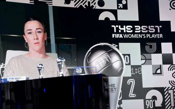 Lucy Bronze da un discurso de aceptación a través de una videoconferencia tras ganar el premio a la mejor jugadora de la FIFA de 2020 durante los premios The Best FIFA Football Awards, el 17 de diciembre de 2020 en Zúrich, Suiza.