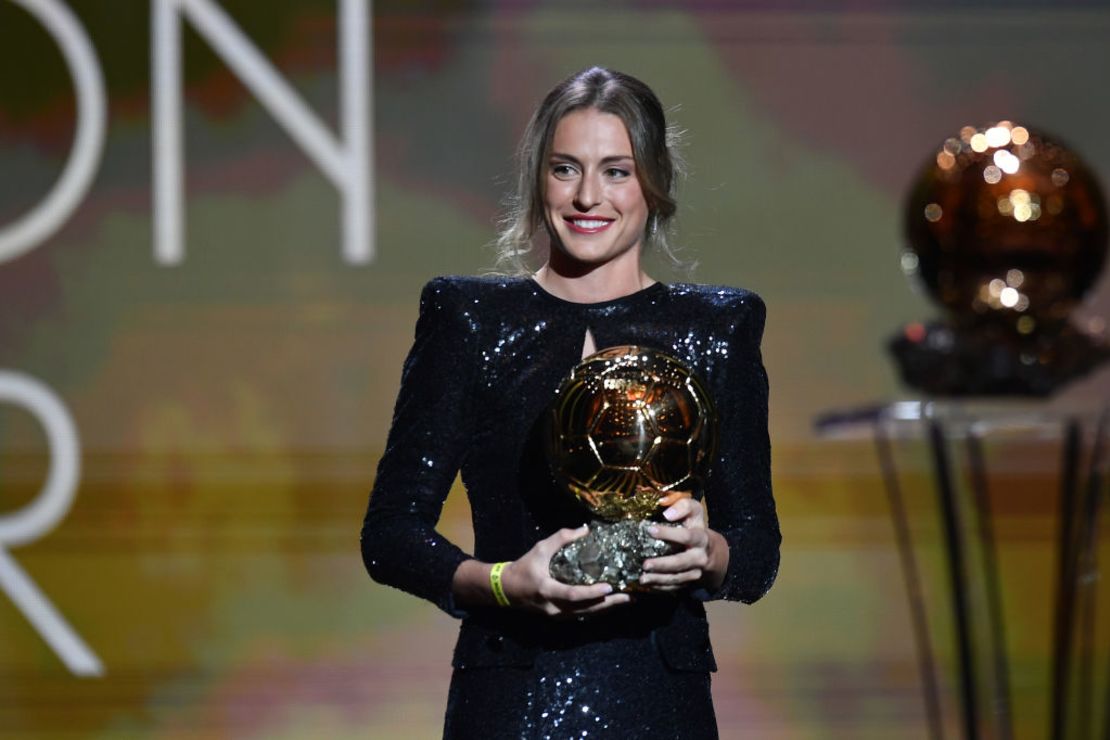 Alexia Putellas recibe el trofeo del Balón de Oro en el Theatre du Chateleton, el 29 de noviembre de 2021 en París, Francia.