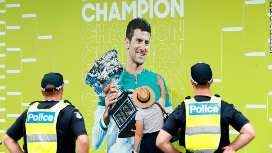 Djokovic, campeón del Abierto de Australia el año pasado, aparece en una pancarta en Melbourne durante el torneo de este año.