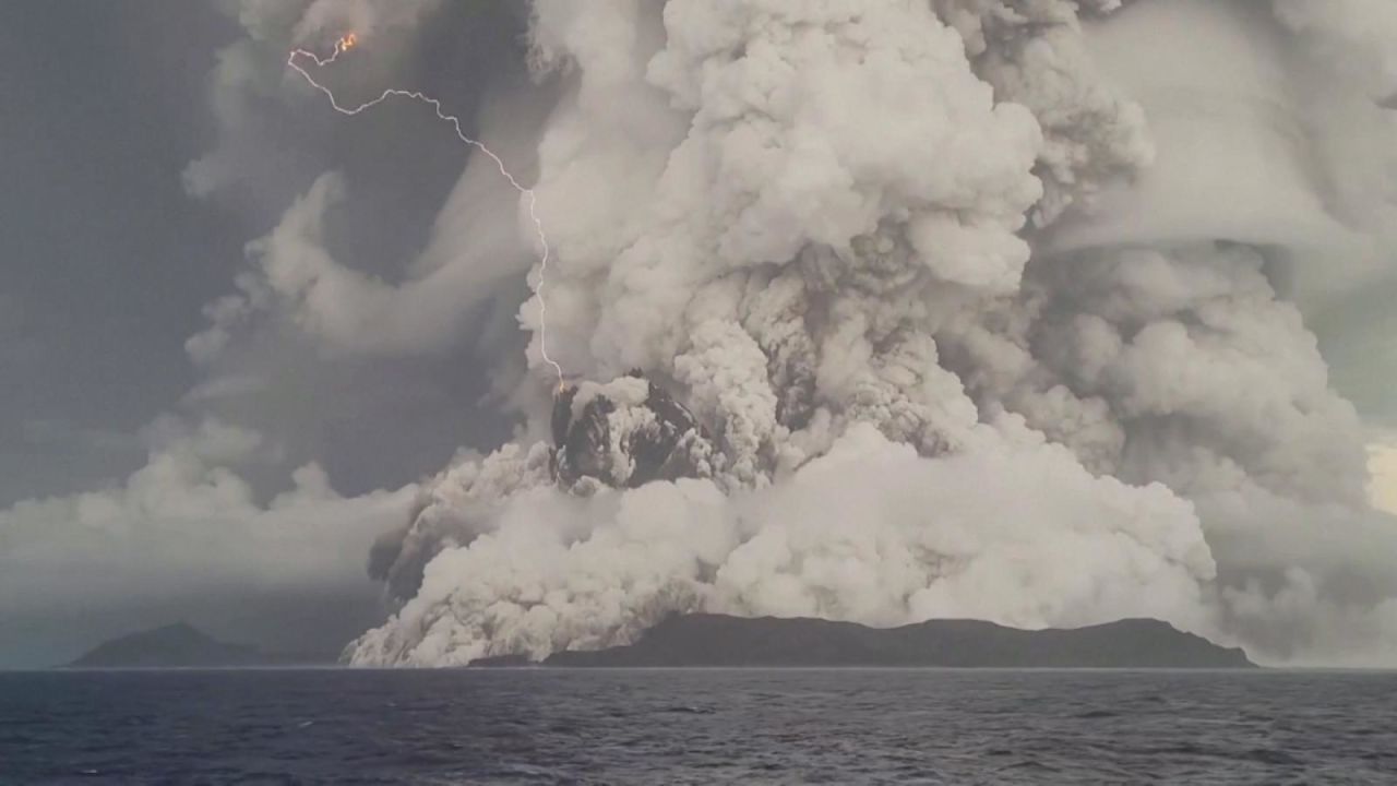 CNNE 1138409 - humo y rayos tras erupcion de volcan cerca de tonga