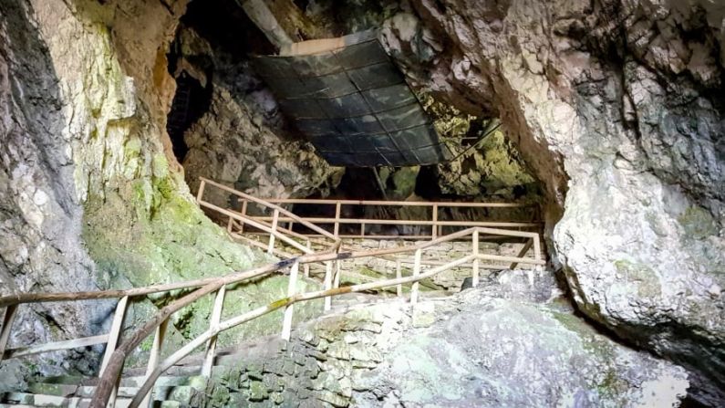 Red de cuevas: el castillo está construido sobre una red de cuevas que se pueden explorar con un guía. Durante el asedio de Erasmo, este utilizó los túneles para introducir suministros de contrabando.