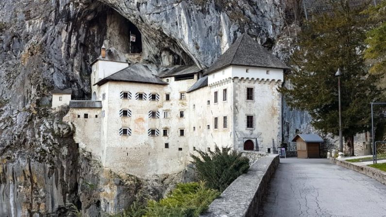 La entrada moderna al castillo es por un puente levadizo. El camino original era a través de una escalera hasta las puertas de los dos pisos superiores.