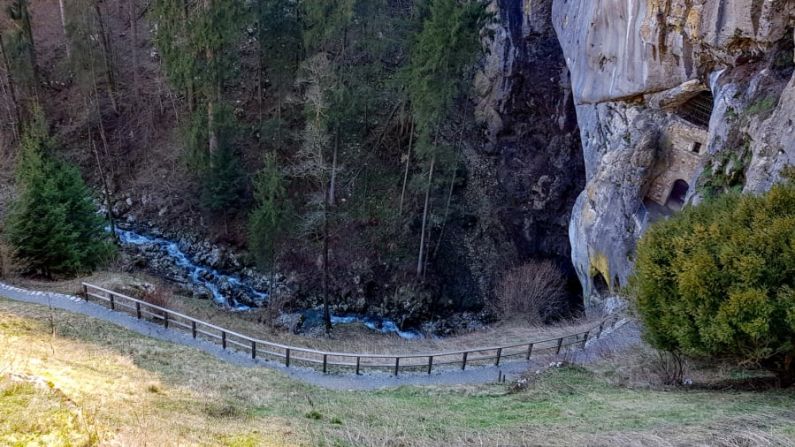 Cueva de los caballos: los constructores del castillo hicieron un uso práctico de cada caverna y nicho. Abajo hay incluso un establo para caballos construido en la roca.