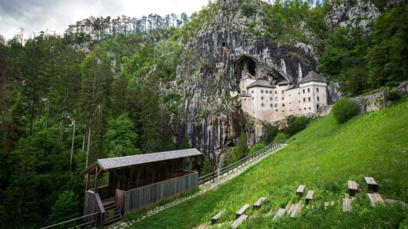 En un agujero: no existe una ubicación más estratégica para un castillo que en la boca de una cueva. El castillo de Predjama, en Eslovenia, es una espectacular fortaleza incrustada en un paisaje de piedra caliza. Mira la galería para conocer más.