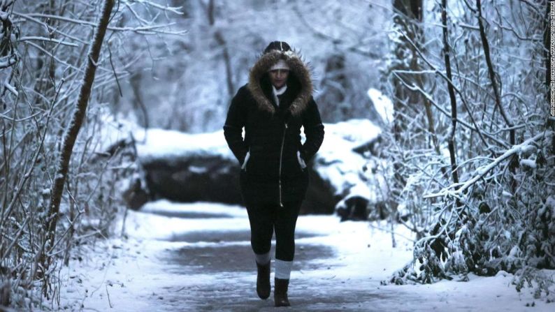 Una persona camina en el Parque Overton en Memphis, Tennessee, el domingo 16 de enero. El domingo un sistema invernal cubrió de nieve estados de la costa este de Estados Unidos. Mira la galería para conocer más.