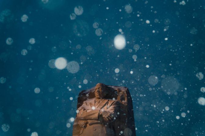 La nieve cae sobre el monumento a Martin Luther King Jr. en Washington el 16 de enero.