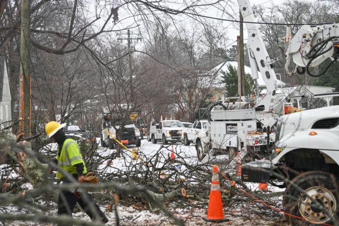 Trabajadores limpian los escombros tras la nevada en Charlotte, Carolina del Norte, el 16 de enero.