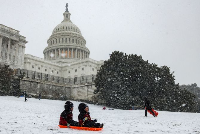 Unos niños se deslizan en trineo junto al Capitolio de Estados Unidos el 16 de enero.