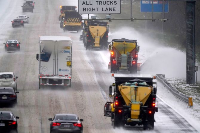 Los quitanieves retiran la nieve y el hielo de una carretera interestatal en Mebane, Carolina del Norte, el 16 de enero.