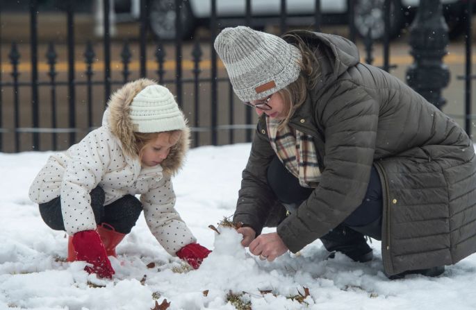 Margaret Richardson y su abuela, Ashley Morgan, disfrutan de la nieve en Canton, Mississippi, el 16 de enero. La nieve no cayó donde viven en Jackson, así que la familia condujo hasta Canton para disfrutar de la nevada.