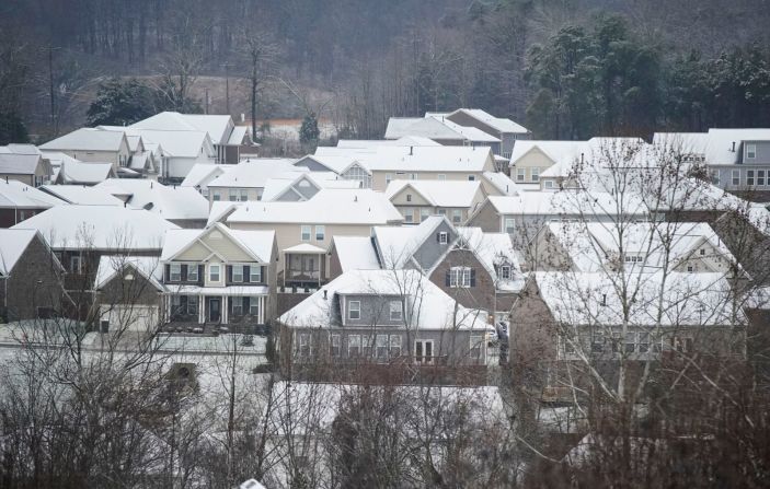 La nieve y la lluvia caen sobre los tejados en Nashville, Tennessee, el 16 de enero.