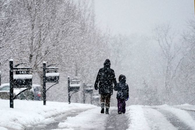 La gente sale a caminar mientras cae la nieve en Nolensville, Tennessee, el 16 de enero.