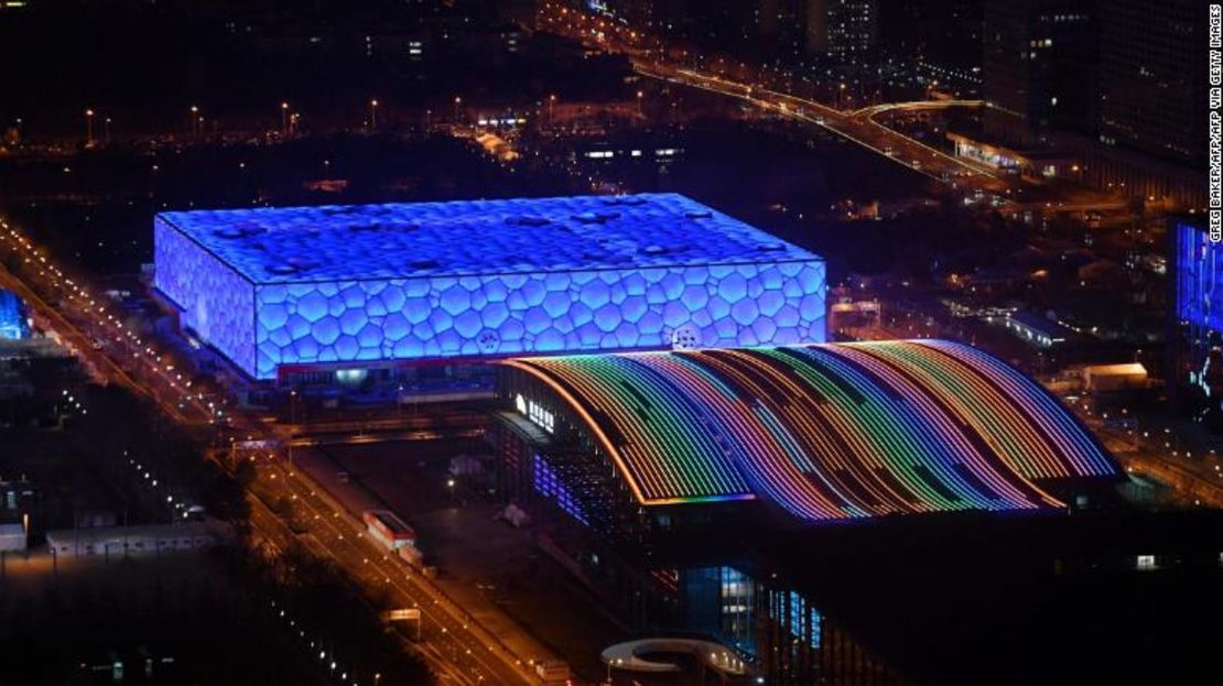 El Centro Acuático Nacional (a la izquierda) y el Estadio Nacional Cubierto (a la derecha) albergarán eventos durante los Juegos Olímpicos de Invierno.