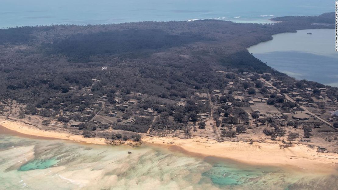 Una vista aérea de un vuelo de vigilancia P-3K2 Orion muestra una fuerte caída de ceniza en Nomuka, Tonga, el 17 de enero de 2022.