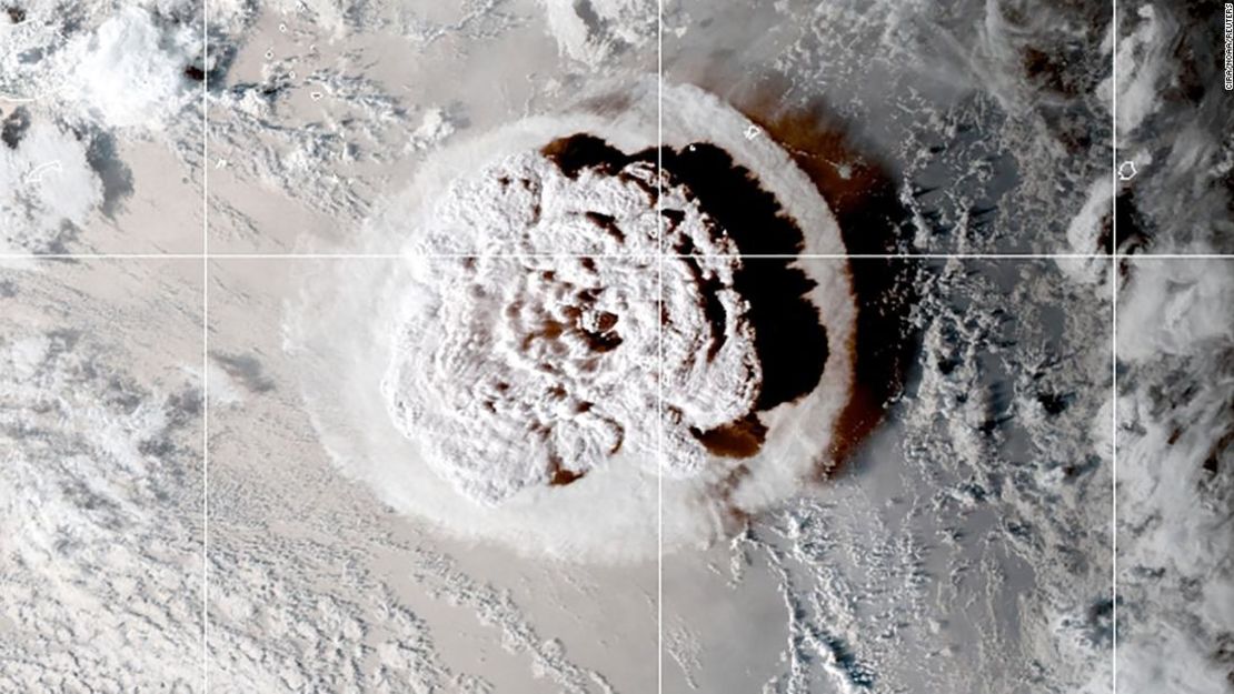 La erupción de un volcán submarino frente a Tonga, que provocó una alerta de tsunami para varias naciones insulares del Pacífico Sur, se ve en una imagen satelital tomada el 15 de enero de 2022.