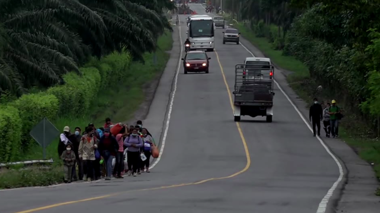 CNNE 1138970 - policia impide la entrada de caravana migrante en guatemala