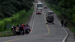 CNNE 1138970 - policia impide la entrada de caravana migrante en guatemala