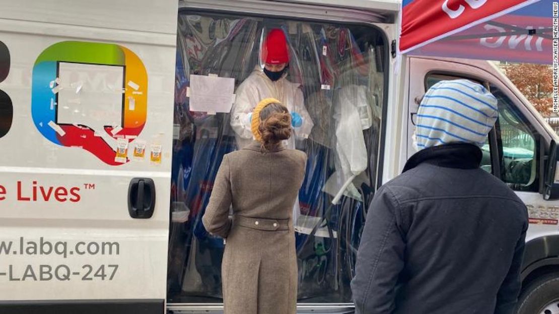 La gente hace cola en una camioneta de pruebas de LabQ, cerca de la Universidad de Columbia en Nueva York, en diciembre.