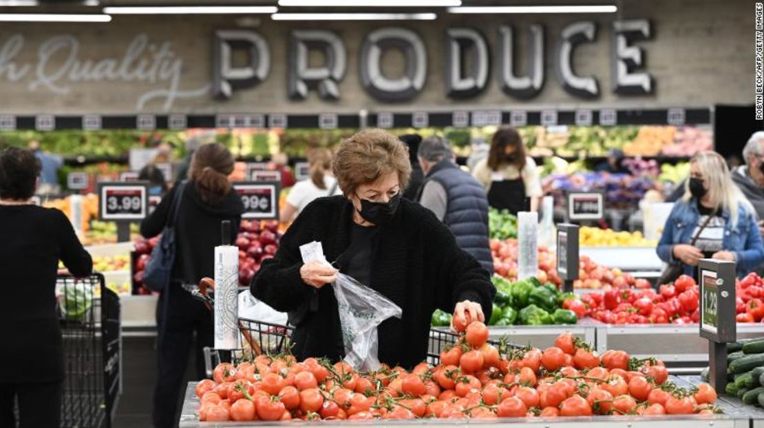 Personas compran comestibles en un supermercado en Glendale, California, el 12 de enero.