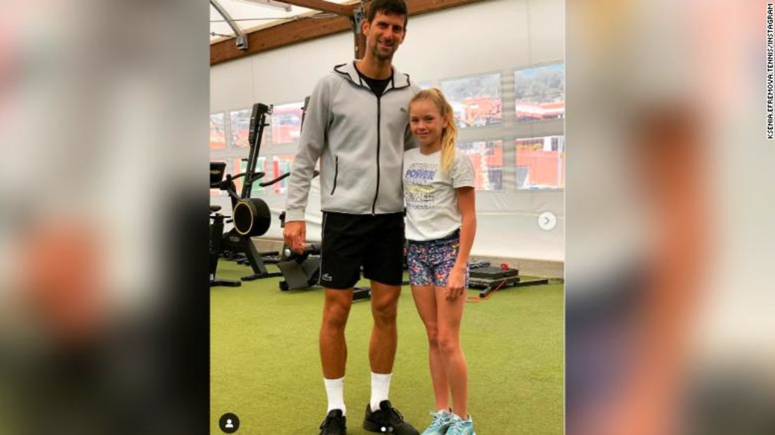 Efremova con el tenista número 1 del mundo, Novak Djokovic.