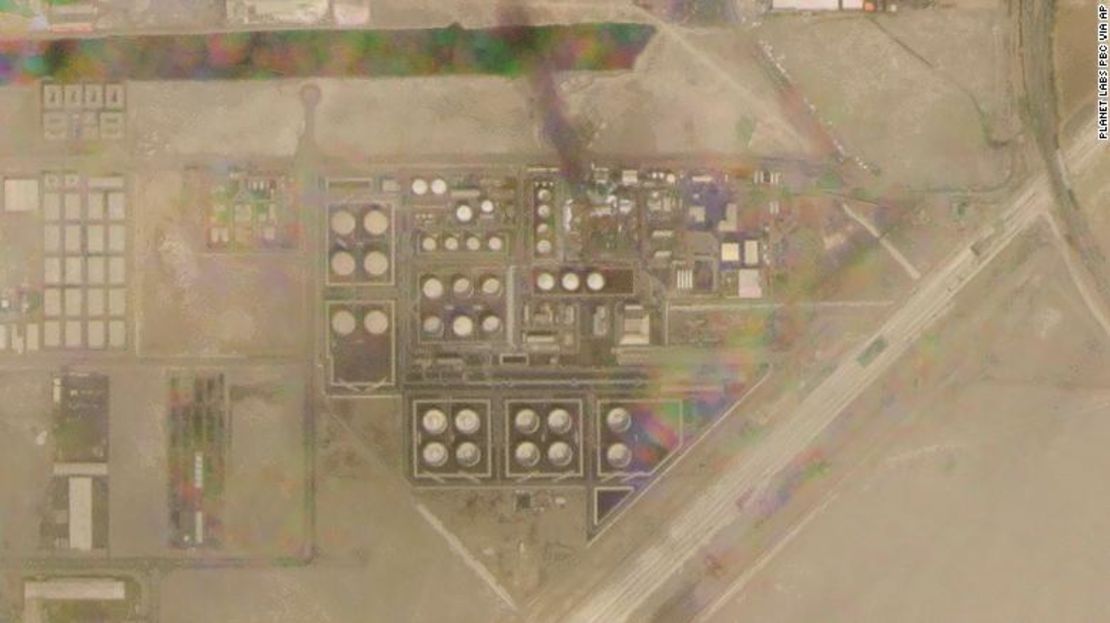 En esta imagen de satélite proporcionada por Planet Labs PBC, el humo se eleva sobre un depósito de combustible en el barrio de Mussafah de Abu Dhabi el lunes.