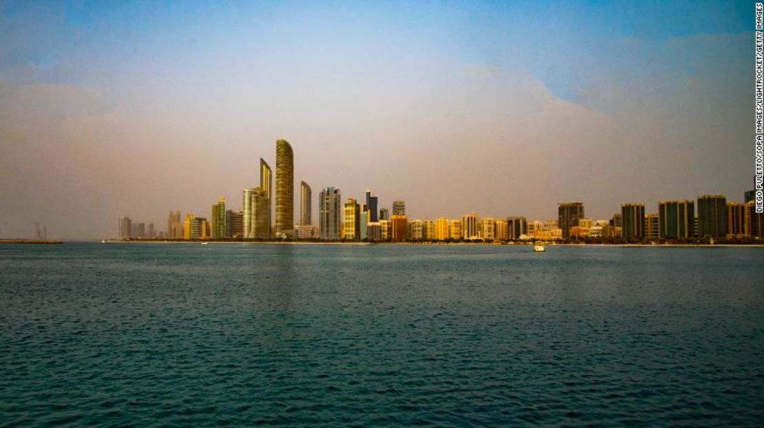 El horizonte de Abu Dhabi, fotografiado en 2020. Crédito: Diego Puletto/SOPA Images/LightRocket via Getty Images