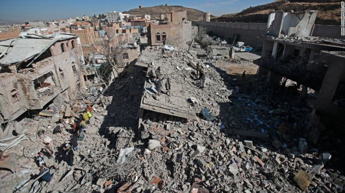 Los restos de los edificios dañados en los ataques aéreos de la coalición liderada por Arabia Saudita en Saná, Yemen, el martes 18 de enero.