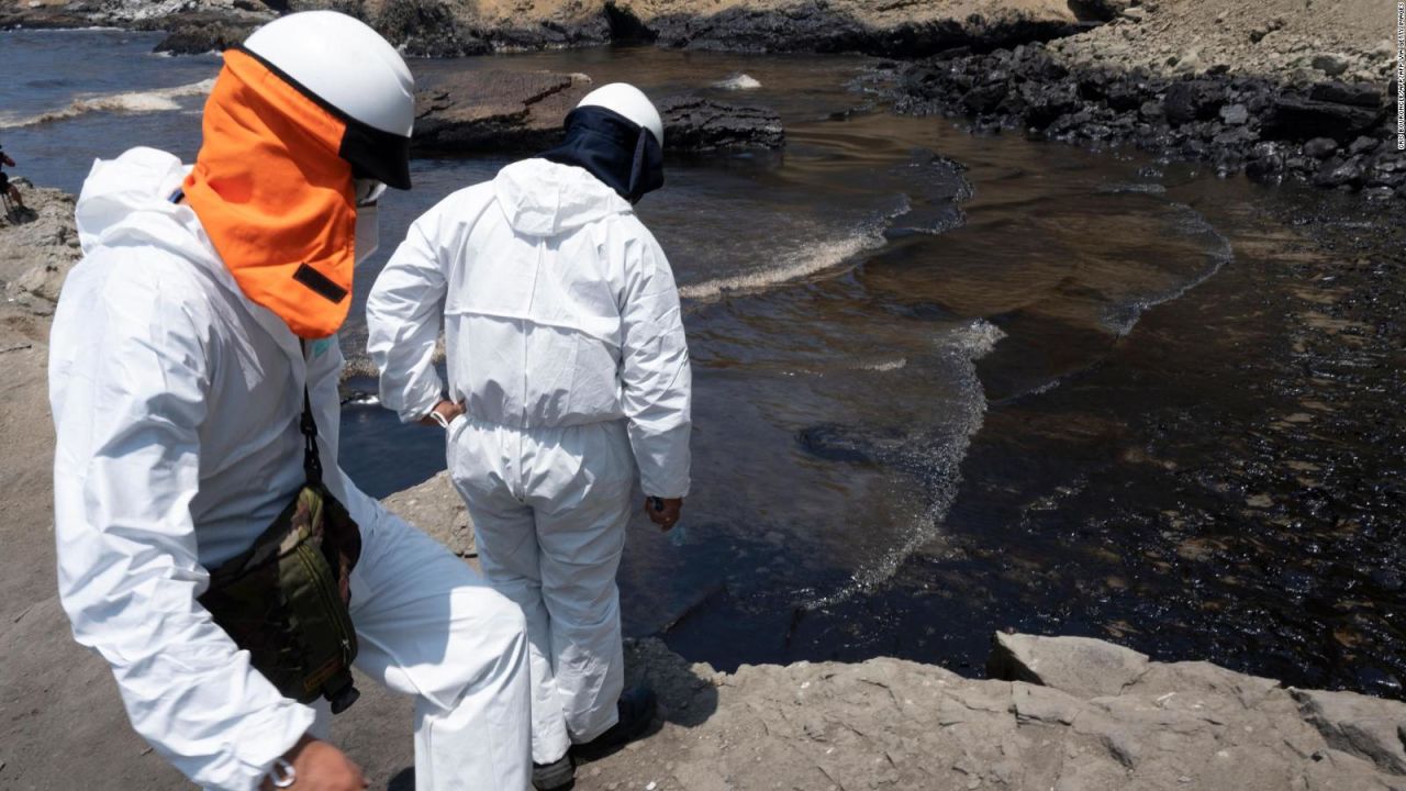 CNNE 1139404 - mira a las playas de peru pintarse de negro por derrame de petroleo tras erupcion en tonga