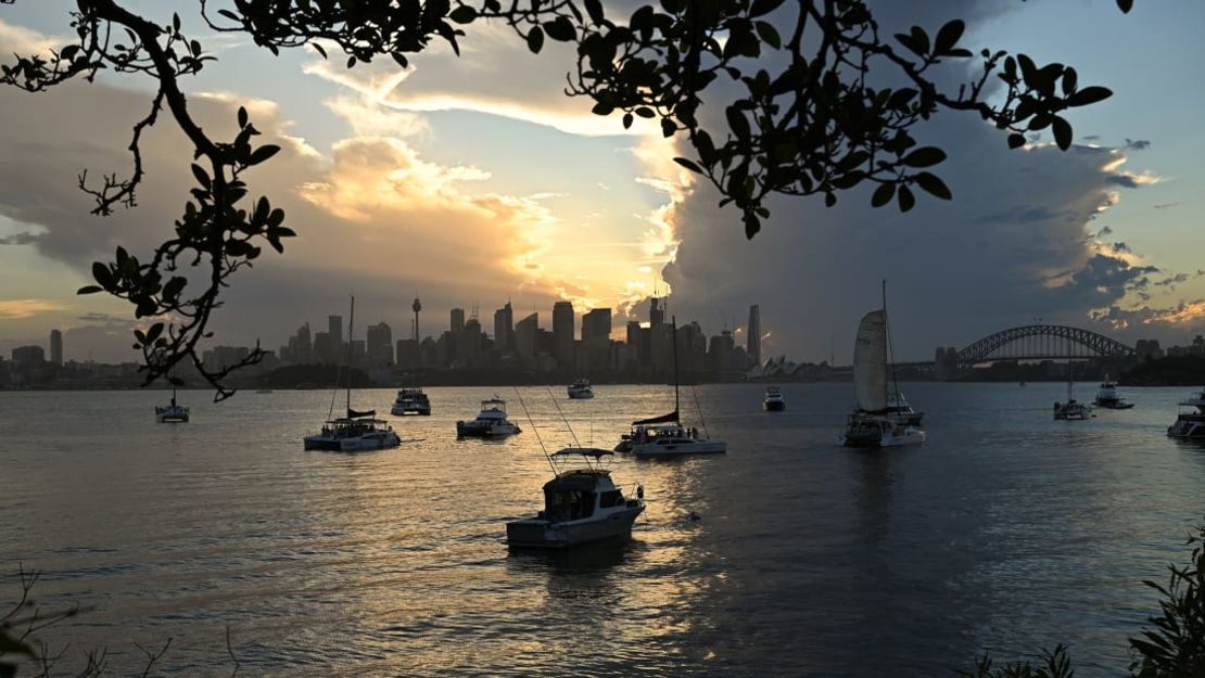 El horizonte de la ciudad de Sydney se ve mientras la gente se divierte en barcos en la playa de Athol, Australia, el 15 de enero.