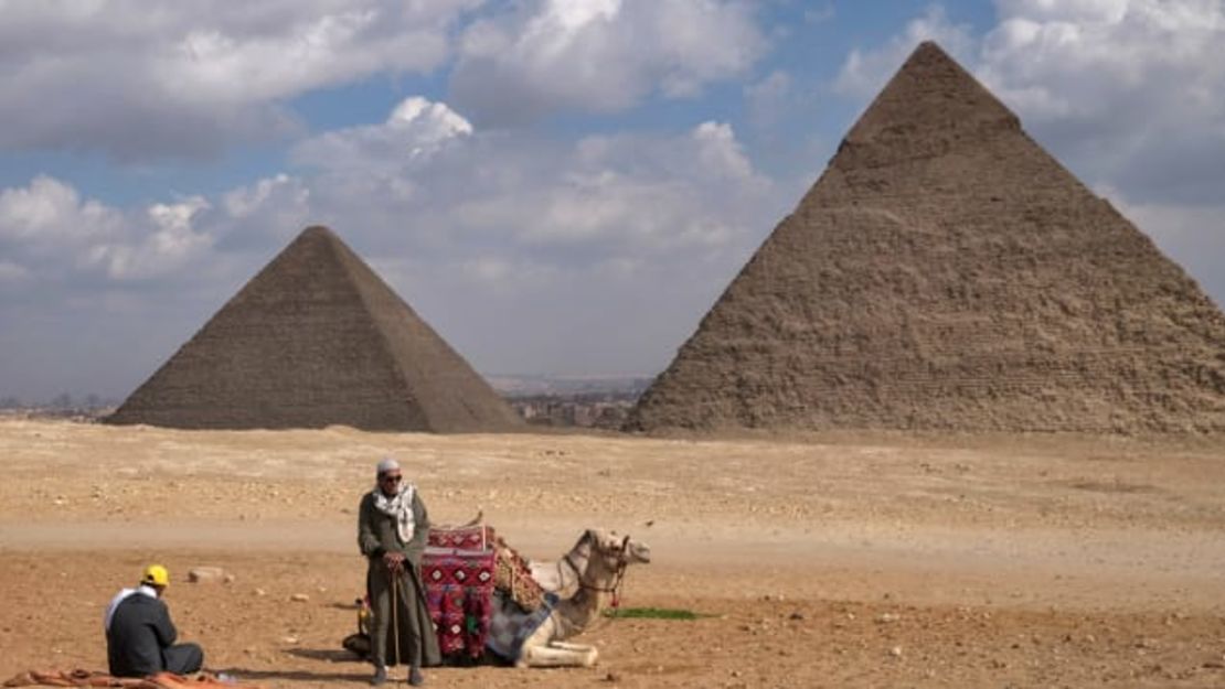 Egipto, donde las pirámides de Giza son un gran atractivo turístico, pasó el martes a la categoría de mayor riesgo de los CDC para viajar.Crédito: Safin Hamed/AFP vía Getty Images