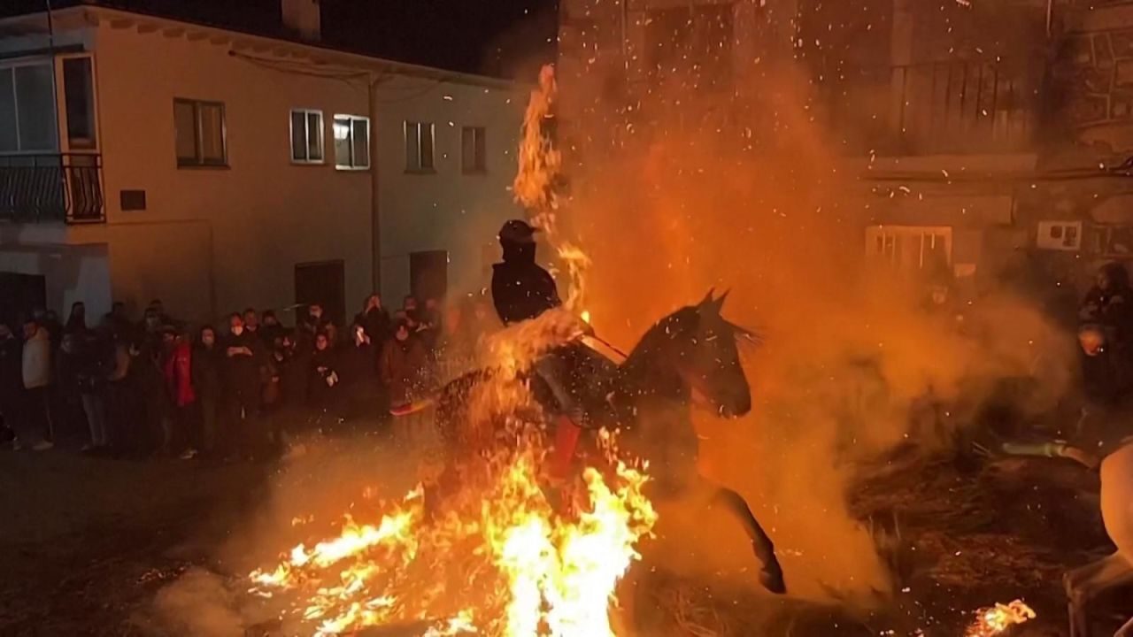 CNNE 1139487 - mira el festival donde decenas de caballos brincan sobre fuego