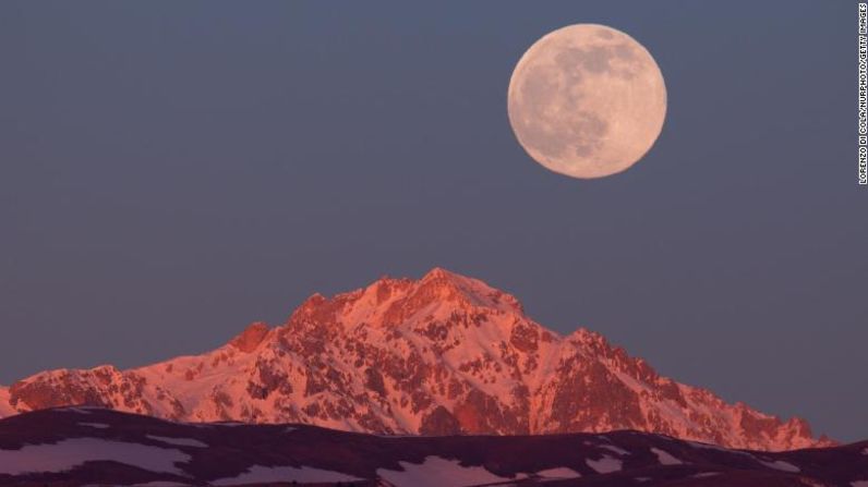 Hay 12 lunas llenas en 2022, y dos de ellas califican como superlunas. En la imagen, la luna llena se pone detrás del Monte Prena en el Parque Nacional Gran Sasso d'Italia el 17 de enero.