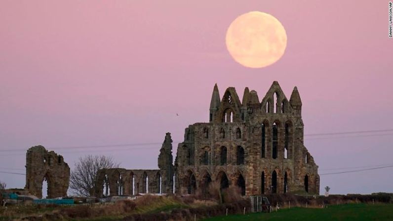 Según esa última definición, la luna llena de junio y la de julio se considerarán eventos de superluna. En la imagen, la luna se pone detrás de Whitby Abbey en Yorkshire, Inglaterra, el 17 de enero.