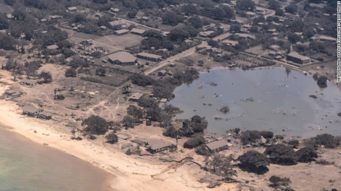 Grandes extensiones de tierra en Tonga están cubiertas de ceniza volcánica, en esta foto tomada el 17 de enero de 2022.