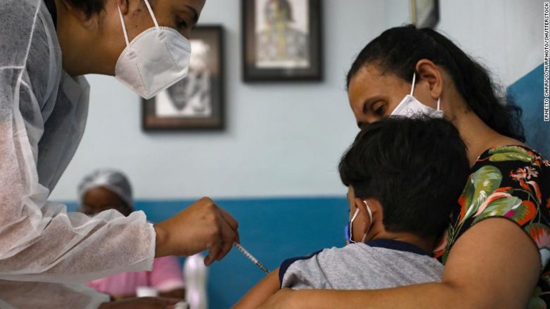 Un niño recibe una vacuna contra el covid-19 en la ciudad de Volta Redonda, Brasil, este lunes.