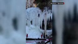 CNNE 1139714 - el efecto del frio extremo en las cascadas de canada