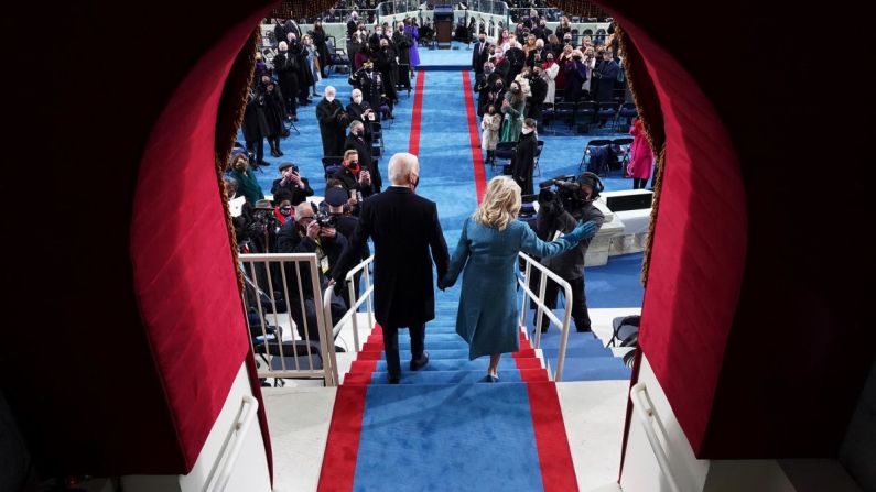 Joe Biden y Jill Biden llegan a su toma de posesión el 20 de enero de 2021. Joe Biden se comprometió a ser un presidente para todos los estadounidenses, incluso para aquellos que no apoyaron su campaña. "Hoy, en este día de enero, toda mi alma está en esto: unir a Estados Unidos, unir a nuestra gente, unir a nuestra nación", dijo en su discurso de investidura.