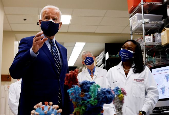 Biden visita un laboratorio el 11 de febrero en los Institutos Nacionales de la Salud (NIH) en Bethesda, Maryland. Ese día pronunció un discurso en los NIH y anunció que, a finales de julio, Estados Unidos tendría suficientes vacunas covid-19 para 300 millones de estadounidenses.