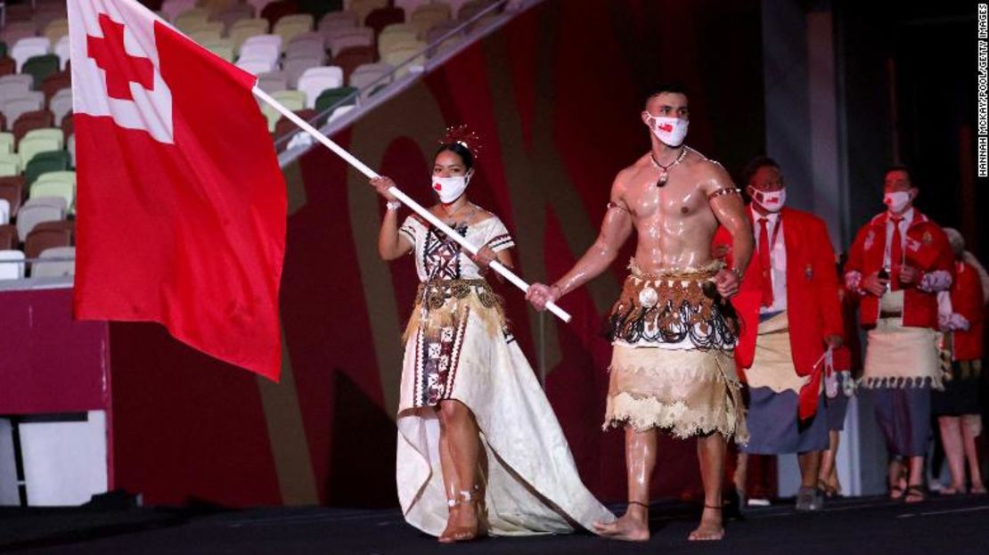 Los abanderados Malia Paseka y Pita Taufatofua lideran la salida del equipo de Tongam durante la Ceremonia de Apertura de los Juegos Olímpicos de Tokio 2020 en el Estadio Olímpico el 23 de julio de 2021 en Tokio, Japón.