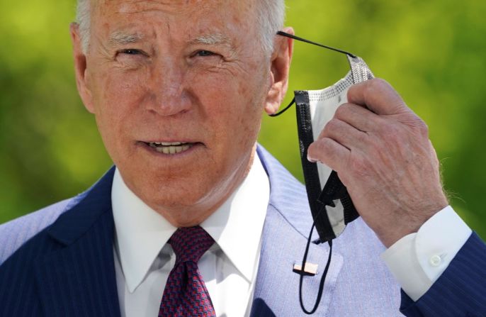 Biden se quita la mascarilla mientras pronuncia un discurso fuera de la Casa Blanca el 27 de abril. Los Centros para el Control y la Prevención de Enfermedades acababan de anunciar nuevas directrices que suavizaban las restricciones para las personas totalmente vacunadas. "La conclusión es clara: si estás vacunado, puedes hacer más cosas, con más seguridad, tanto al aire libre como en el interior", dijo el presidente.