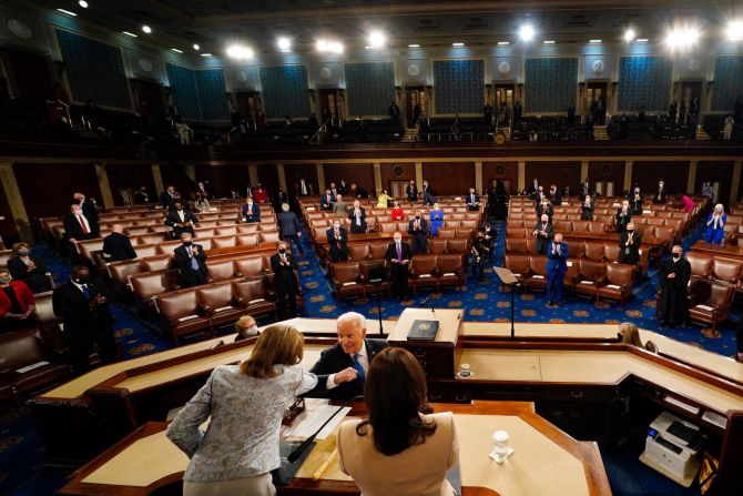 Biden saluda a la presidenta de la Cámara de Representantes, Nancy Pelosi, con el codo antes de su primer discurso presidencial ante el Congreso el 28 de abril. Fue un discurso diferente a todos los que hemos visto en la historia moderna de EE.UU. Debido a las restricciones de covid-19, solo había un número limitado de legisladores en la cámara. También fue la primera vez en la historia que dos mujeres se sentaron detrás del presidente para un discurso conjunto, ya que Pelosi estuvo acompañada por la vicepresidenta Kamala Harris.