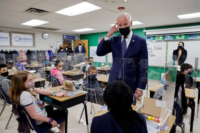 Biden se señala el cabello el 3 de mayo después de que una estudiante de Yorktown, Virginia, le dijera que quería ser peluquera cuando fuera mayor. Biden y la primera dama también visitaron un colegio comunitario en Virginia para promover sus amplias propuestas económicas y cómo beneficiarían a las escuelas si se convierten en ley.