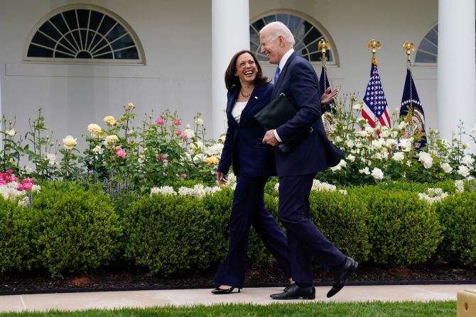 Biden y Harris el 13 de mayo después de que los CDC actualizaran sus directrices sobre las mascarillas para las personas vacunadas."El ambiente era de optimismo al pensar que el fin de la pandemia estaba al alcance de la mano y que algo de normalidad volvería a nuestras vidas", dijo el fotógrafo de Associated Press Evan Vucci. "Desgraciadamente, no fue así, pero en ese momento se sintió como la primera buena noticia en mucho tiempo".