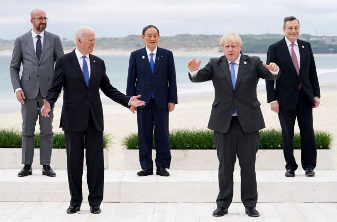 Biden y otros líderes mundiales posan para una foto grupal en la cumbre del G7 en Cornwall, Inglaterra, el 11 de junio. De izquierda a derecha, el presidente del Consejo Europeo, Charles Michel; Biden; el primer ministro de Japón, Yoshihide Suga; el primer ministro del Reino Unido, Boris Johnson; y el primer ministro de Italia, Mario Draghi. La cumbre supuso el primer viaje de Biden al extranjero como presidente.