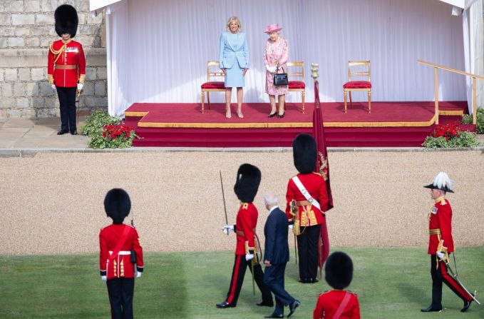 La primera dama se une a la reina Isabel II del Reino Unido mientras el presidente realiza una inspección de la guardia de honor en el castillo de Windsor el 13 de junio. "Esta foto fue tomada cuando el presidente pasó por el estrado durante su inspección y echó un rápido vistazo a su sonriente esposa, de pie junto a la reina, en lo que debe haber sido un momento de orgullo para él", dijo el fotógrafo Samir Hussein.