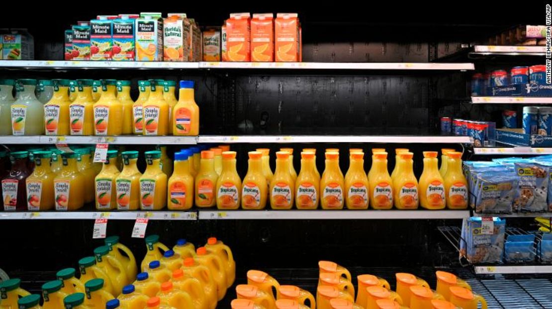 La mitad de un estante de jugo de naranja está vacío en una tienda Target del distrito de Queens, en la ciudad de Nueva York, el 19 de octubre de 2021.