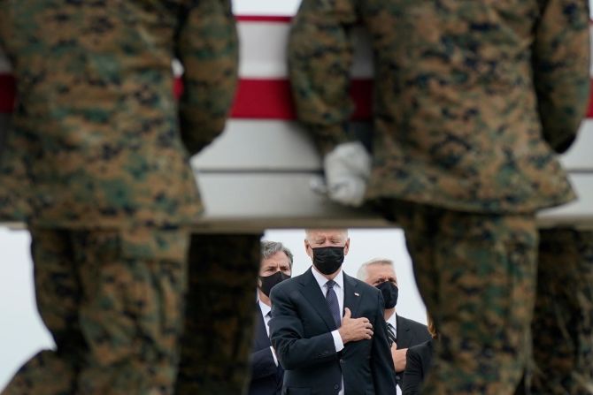 Biden observa cómo un equipo traslada los restos del soldado estadounidense Kareem M. Nikoui en la base aérea de Dover (Delaware) el 29 de agosto. Nikoui, de 20 años, fue uno de los 13 miembros de las fuerzas armadas estadounidenses que murieron en el atentado suicida del aeropuerto de Kabul. Todos estaban siendo trasladados a suelo estadounidense.