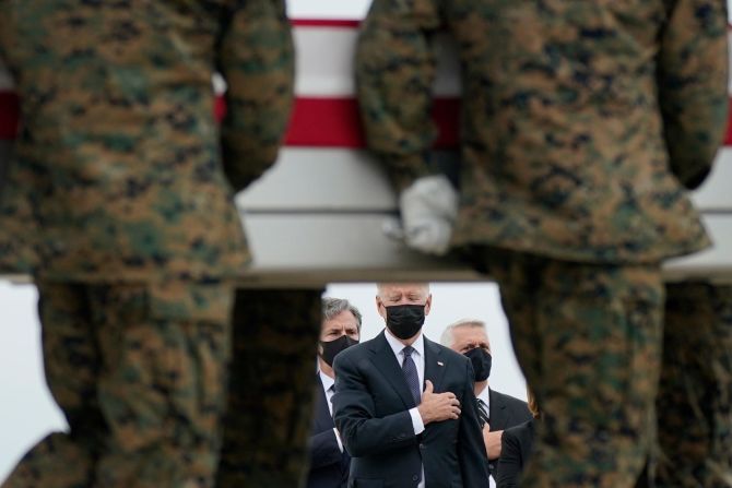 Biden observa cómo un equipo traslada los restos del soldado estadounidense Kareem M. Nikoui en la base aérea de Dover (Delaware) el 29 de agosto. Nikoui, de 20 años, fue uno de los 13 de las fuerzas armadas estadounidenses que murieron en el atentado suicida del aeropuerto de Kabul. Todos estaban siendo trasladados a suelo estadounidense.